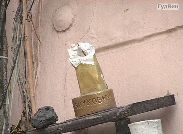 В Черновцах от скульптуры Януковича остался кусок угля. Фото