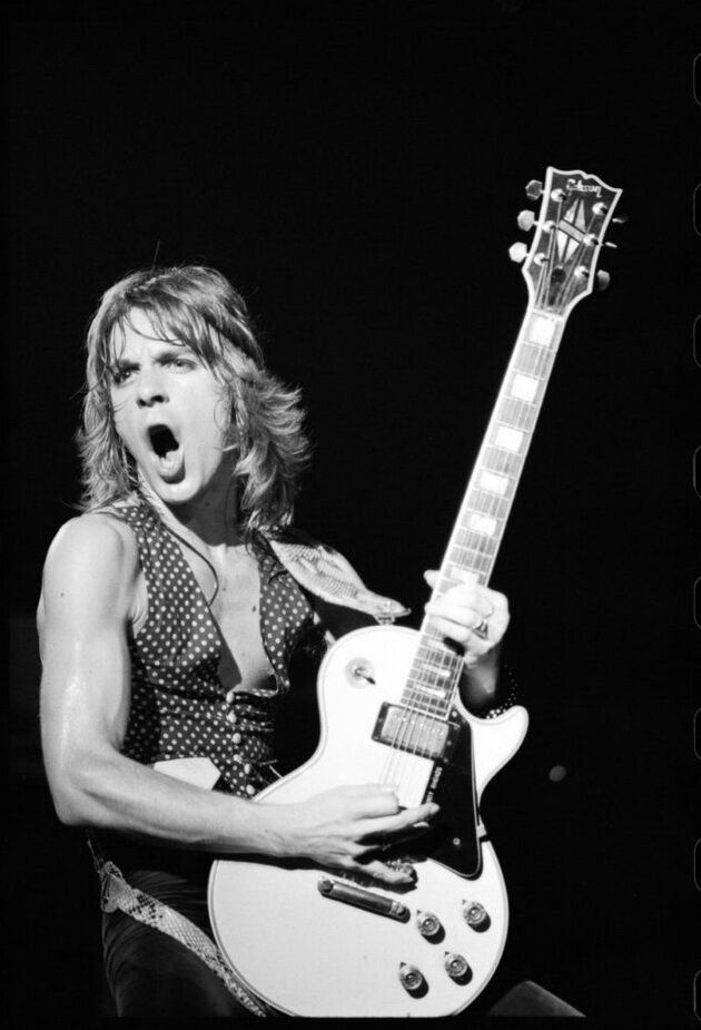 Gibson – легендарные гитары в руках легендарных гитаристов