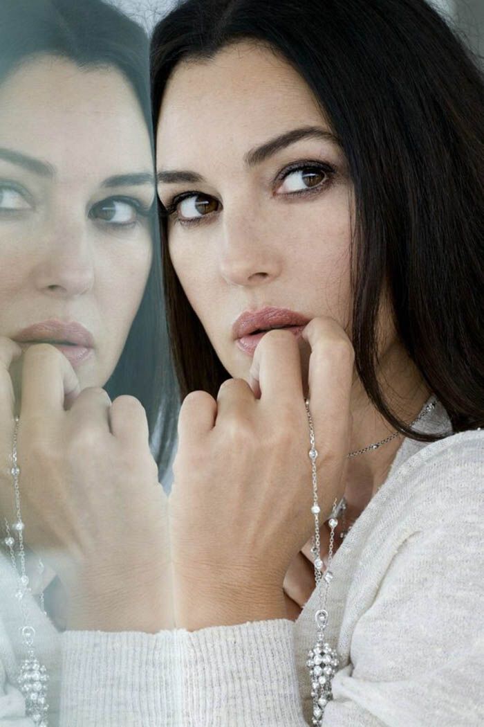 Моника Беллуччи в неглиже