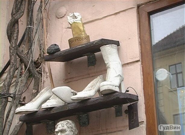 В Черновцах от скульптуры Януковича остался кусок угля. Фото