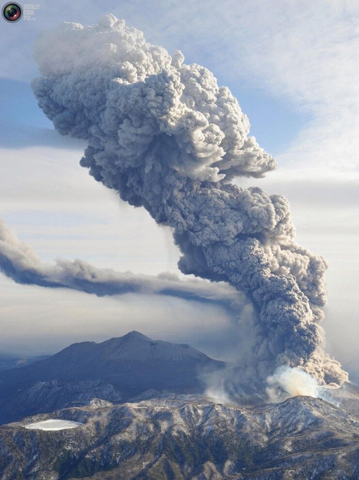 Виверження вулкана Сінмое