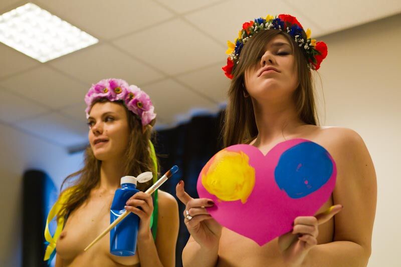 FEMEN відзначилися і в День закоханих, зробивши подарунки по дві від кожної всім бюстофілам. ФОТО