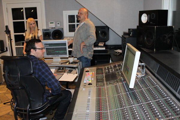 Мика Ньютон кооперируется с Мерайей Кэрри