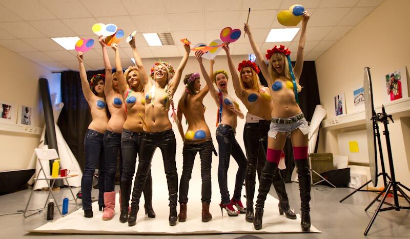 FEMEN відзначилися і в День закоханих, зробивши подарунки по дві від кожної всім бюстофілам. ФОТО