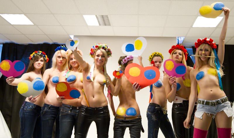 FEMEN отличились и в День влюбленных, сделав подарки по две от каждой всем бюстофилам. ФОТО