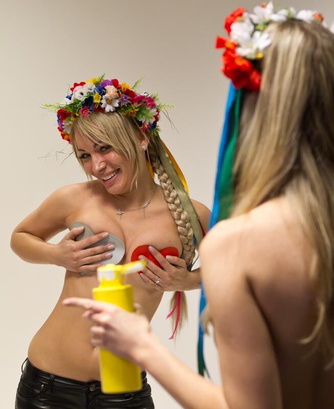 FEMEN отличились и в День влюбленных, сделав подарки по две от каждой всем бюстофилам. ФОТО