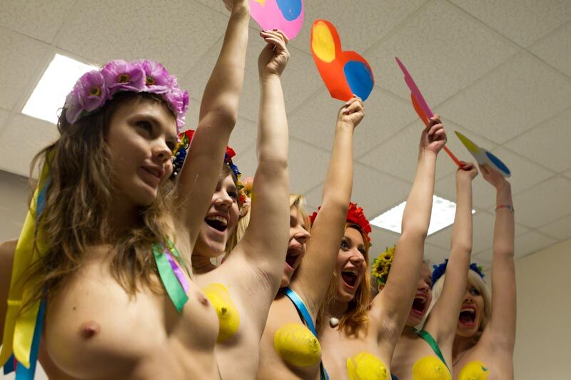 FEMEN отличились и в День влюбленных, сделав подарки по две от каждой всем бюстофилам. ФОТО