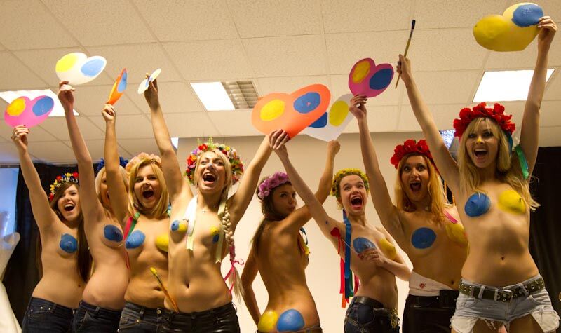 FEMEN відзначилися і в День закоханих, зробивши подарунки по дві від кожної всім бюстофілам. ФОТО