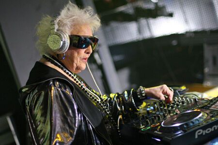 Самая старая диджей мира развлекла киевлян