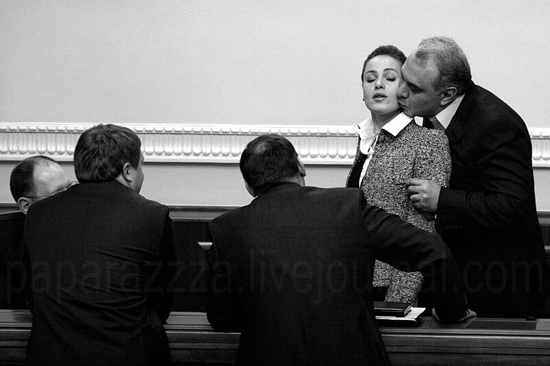 LIVE. После продолжения полномочий депутатов еще на год в Раде разыгрались любовные страсти. ФОТО