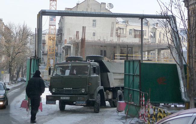 В буферной зоне Киеве возобновилась скандальная стройка