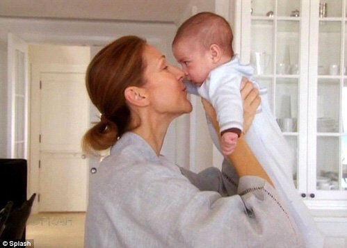 Селин Дион сняли ненакрашенной и в халате