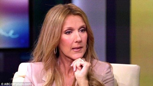 Селин Дион сняли ненакрашенной и в халате