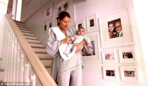 Селин Дион сняли ненакрашенной и в халате