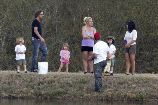 Бритни Спирс с семьей на рыбалке