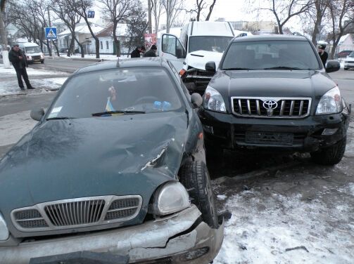 Студентка на Toyota Prado разбила две машины в Николаеве