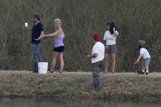 Бритни Спирс с семьей на рыбалке