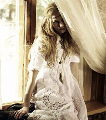 Ходченкова примерила образы родом из 1970-х