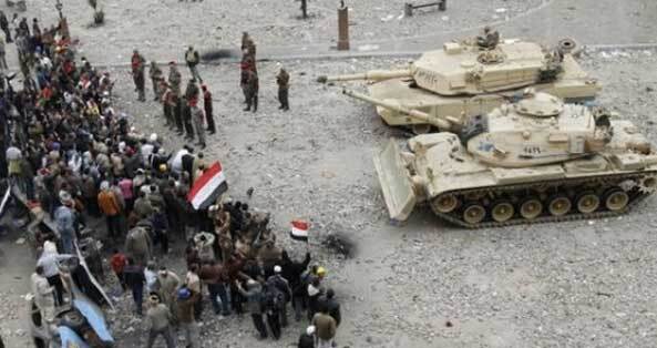 Громкий уход Мубарака: египтяне бросаются под танки. ФОТО