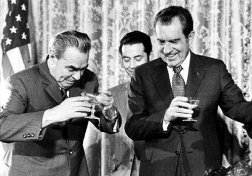 БРЕЖНЄВ підписав з президентом США Річардом Ніксоном Договір про обмеження стратегічних озброєнь, чим значно розрядив світову обстановку