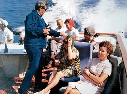 Під час цієї морської прогулянки, яку Генеральний секретар влаштував для обслуговуючого персоналу свого літака і сочинській резиденції, він сам наливав стюардес і прибиральницям пиво