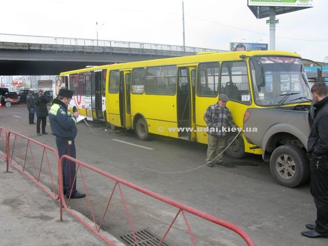 В Киеве две маршрутки с пассажирами попали в ДТП, есть пострадавшие. ФОТО