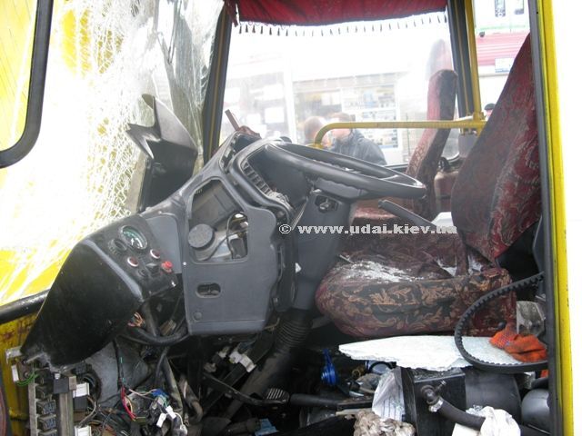 В Киеве две маршрутки с пассажирами попали в ДТП, есть пострадавшие. ФОТО