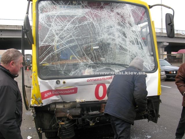В Киеве две маршрутки с пассажирами попали в ДТП, есть пострадавшие. ФОТО