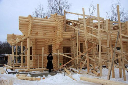 Алена Водонаева строит огромный особняк