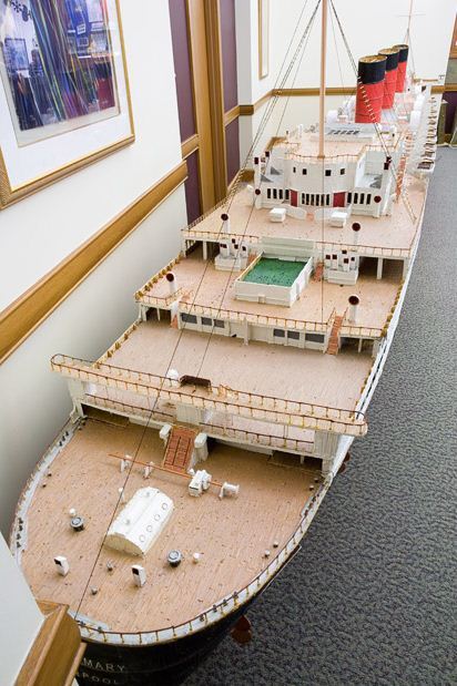 Уэйн Каси делает модели кораблей из зубочисток