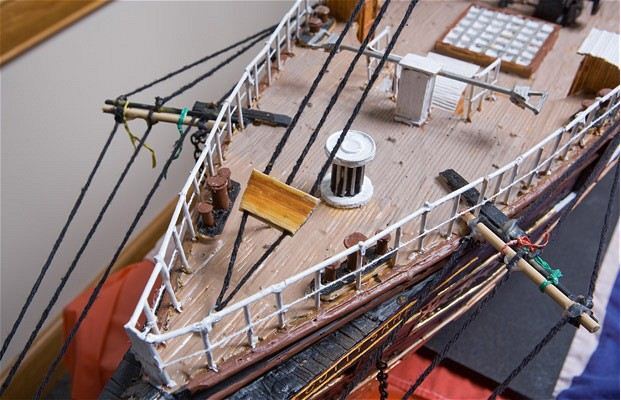 Уейн Касі робить моделі кораблів із зубочисток