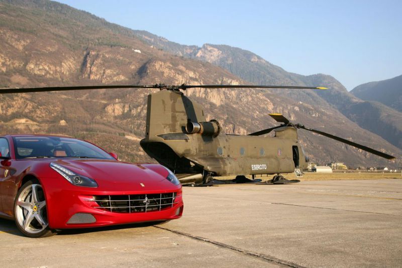 Две Ferrari FF полетали на вертолете над Альпами
