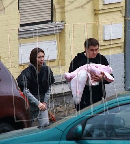 Виктор Ющенко подарил внучке на годик коляску