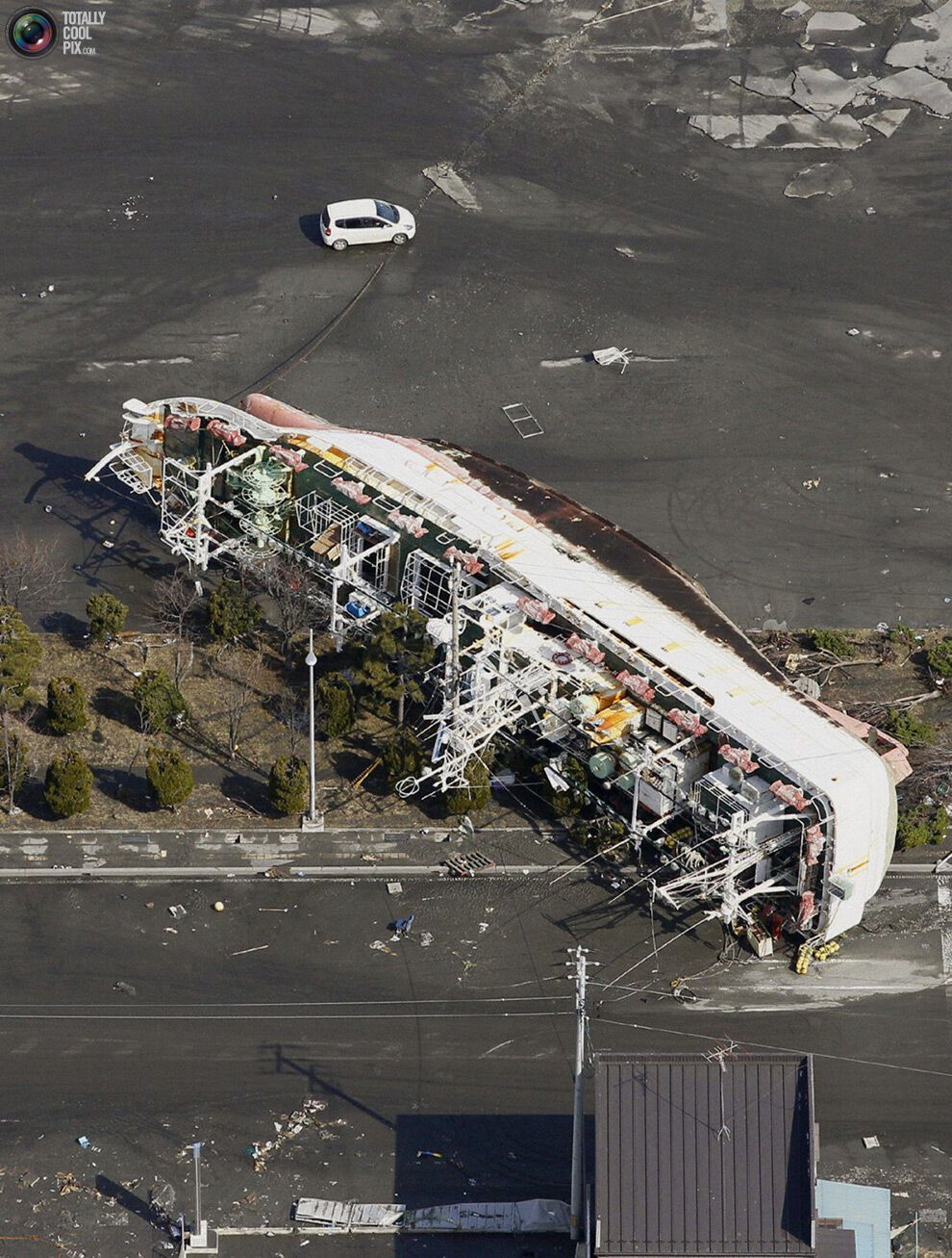 Последствия землетрясения и цунами в Японии. 93 Фото