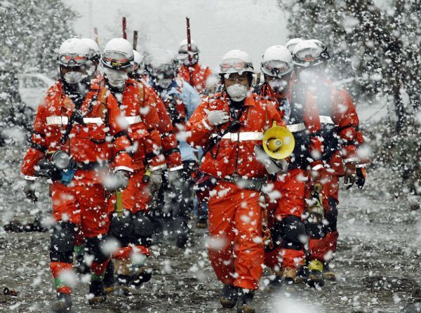 На постраждалу від землетрусу Японію обрушився снігопад