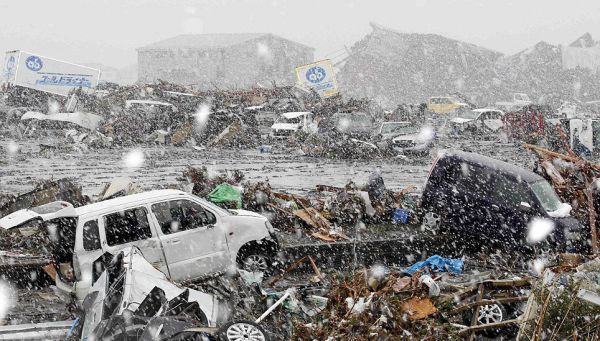 На постраждалу від землетрусу Японію обрушився снігопад