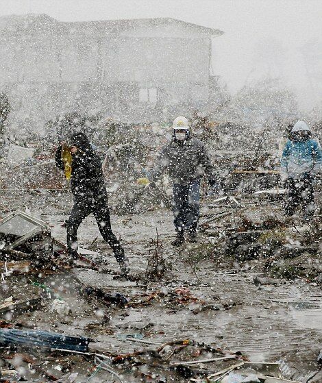 На постраждалу від землетрусу Японію обрушився снігопад