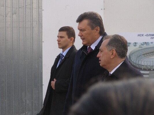 Як Янукович на стадіон дивився