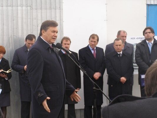 Як Янукович на стадіон дивився