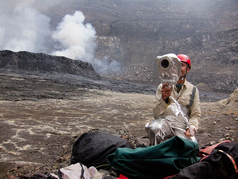 Кратер вулкана Ньірагонго - подорож до центру Землі