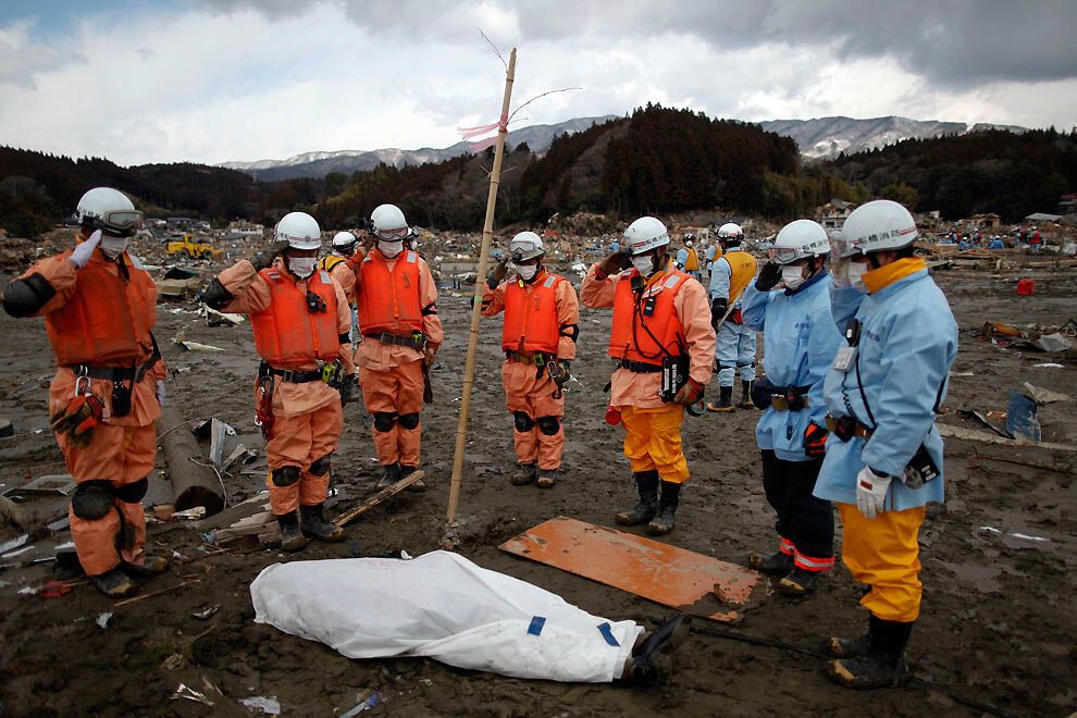 Япония: Надежды найти выживших практически нет