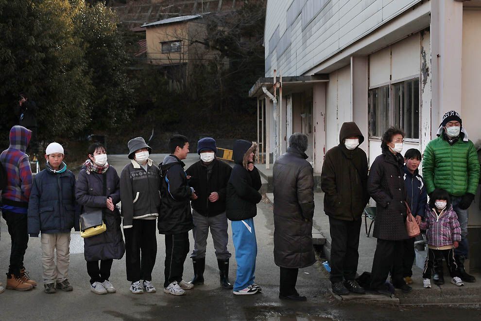 Япония: Надежды найти выживших практически нет