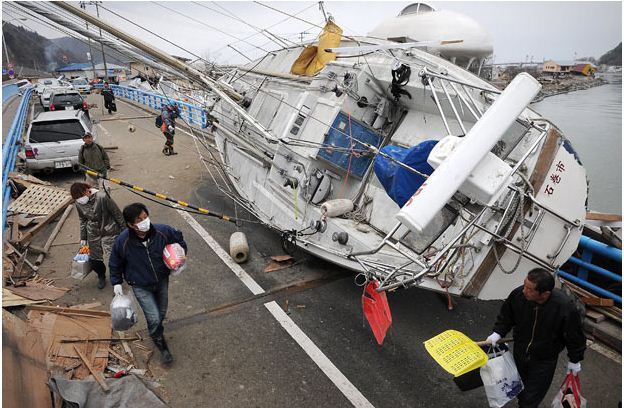 Фотографии кораблей, выброшенных на сушу цунами в Японии
