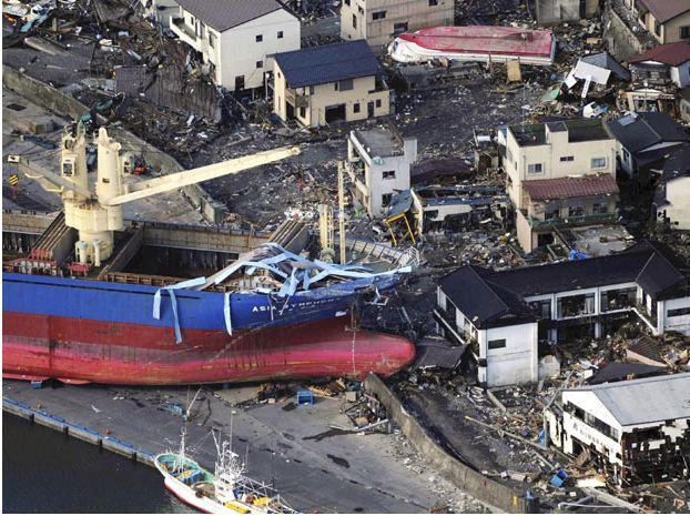 Фотографії кораблів, викинутих на сушу цунамі в Японії