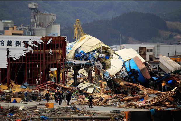 Фотографії кораблів, викинутих на сушу цунамі в Японії