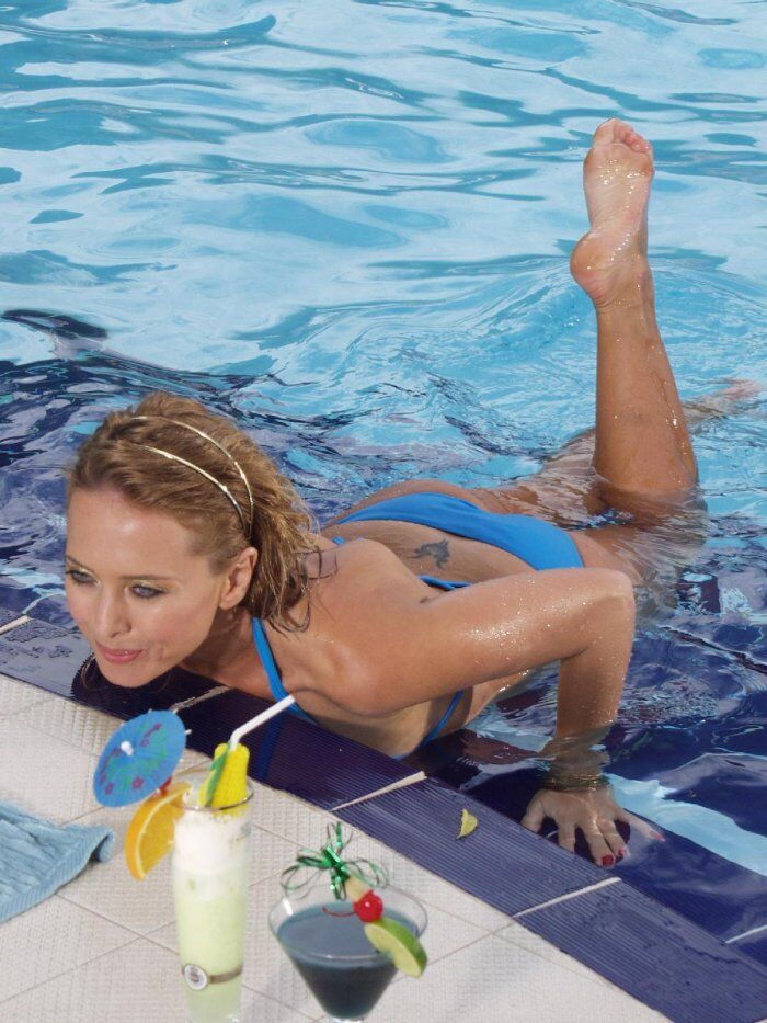 Жанна Фриске плещется в бассейне на съемках