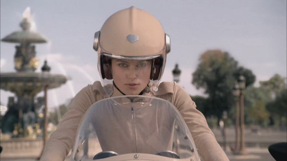 Кира Найтли топлесс в новой рекламе Chanel