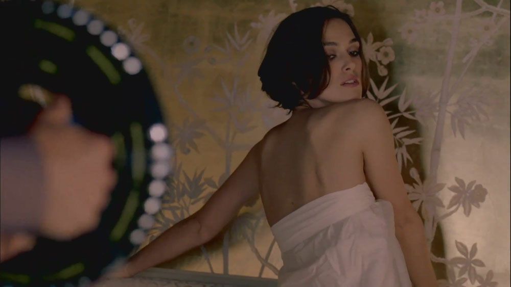Кира Найтли топлесс в новой рекламе Chanel