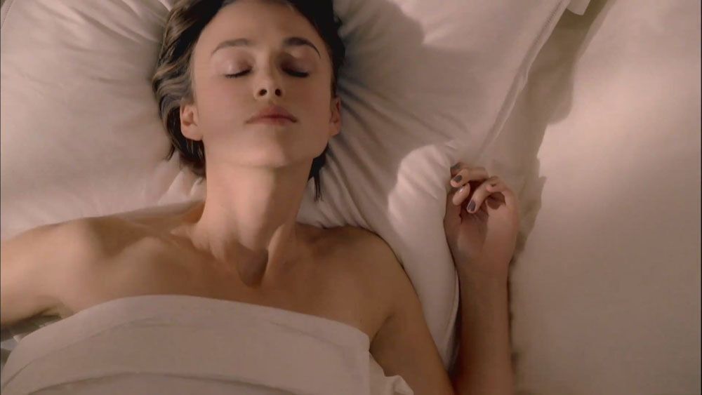 Кира Найтли топлесс в новой рекламе Chanel