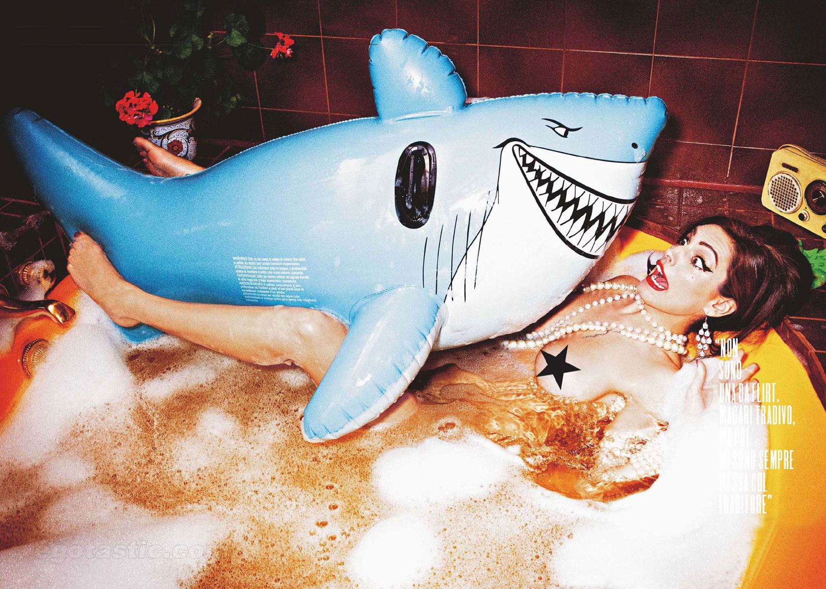 Голая Келли Брук и жирная курица